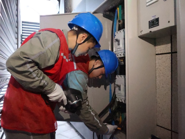 供電員工檢查活動會場用電線路。國網城口供電公司供圖