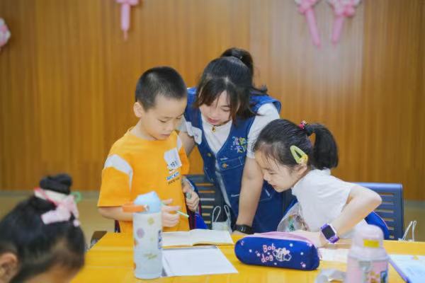 輔導孩子作業?；顒又鬓k方供圖