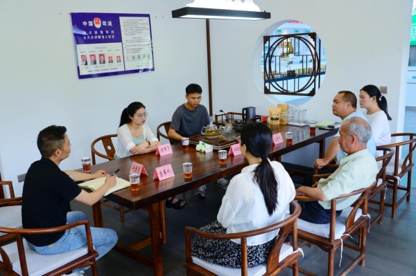 鐘靈鎮凱堡村調解現場。魯詩勤攝