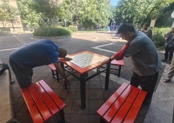 安裝桌椅。彭歡攝