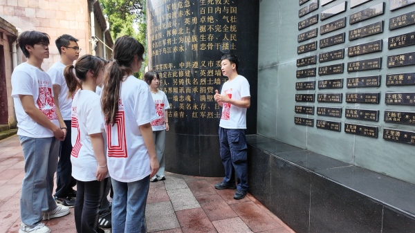 帶隊教師張云霄講授微黨課。重慶師范大學美術學院供圖