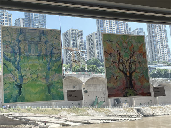 川美畢業生作品登上嘉陵小渡。重慶客輪公司供圖