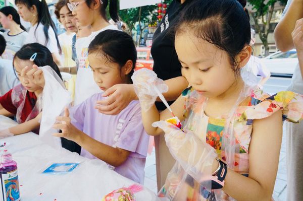 小朋友體驗扎染。