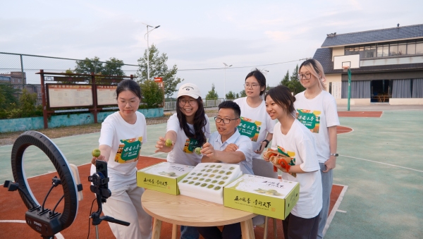 脆李“村播”直播間。巫山縣人大供圖