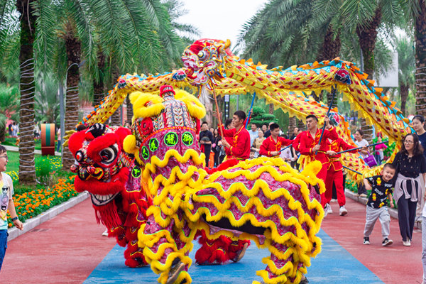 在銅梁奇彩夢圓景區，游客觀看龍舞表演。景區供圖