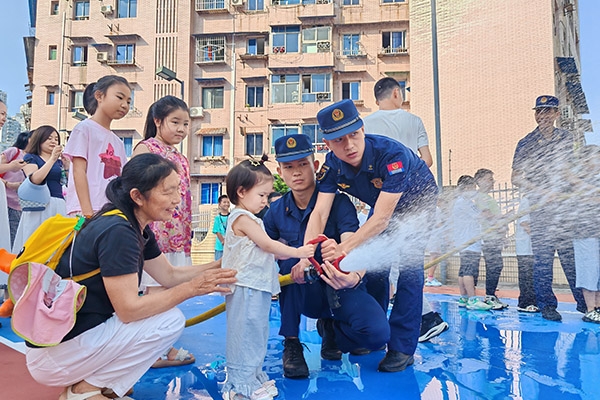 水槍操作體驗。重慶市涪陵區消防救援局供圖