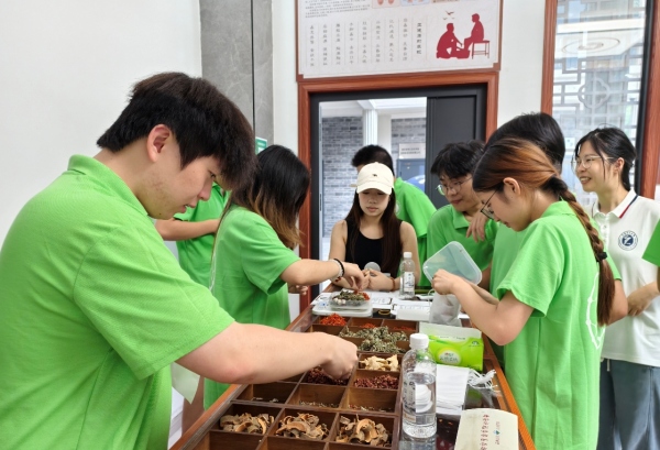 實踐團成員制作中藥泡腳包。