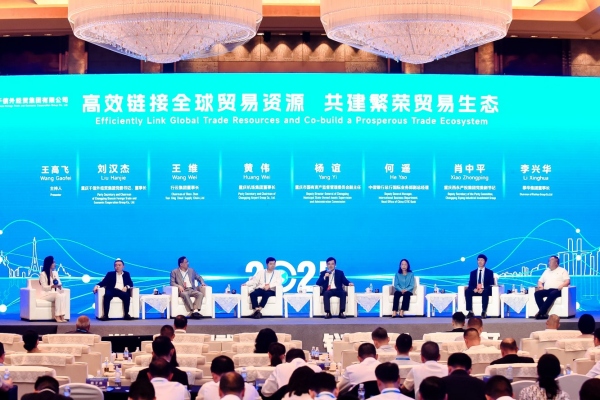 與會嘉賓展開交流對話?；顒臃焦﹫D