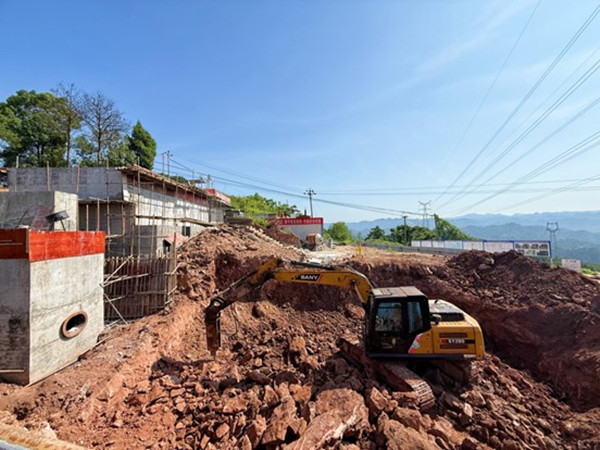 三角鎮桐埡水廠改擴建工程正在施工。成蓉攝