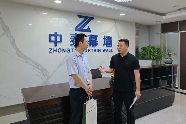 銀行客戶經理走訪企業。郵儲銀行重慶兩江分行供圖