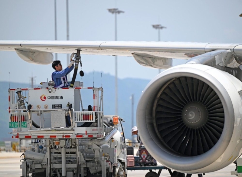 朱森為飛機加油。劉敏攝