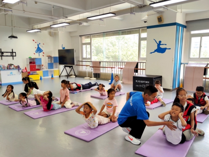 暑期訓練營老師指導孩子們鍛煉身體。渝中區青少年校外活動中心供圖