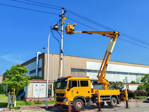 帶電作業現場。國網重慶永川供電公司供圖