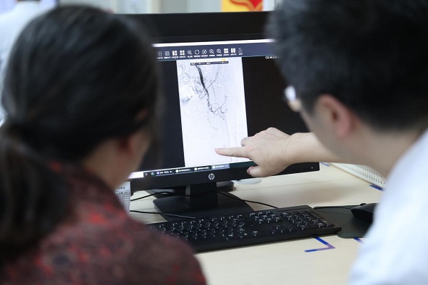 唐博向患者家屬解釋病情。向詩佳攝