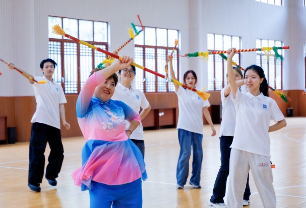 實踐團向吳昌春學習錢棍舞基本動作。盧力攝