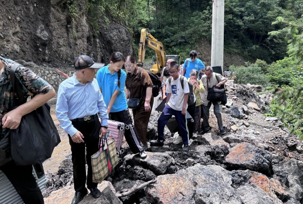 實踐團與當地干部共同轉移被困游客。王月攝