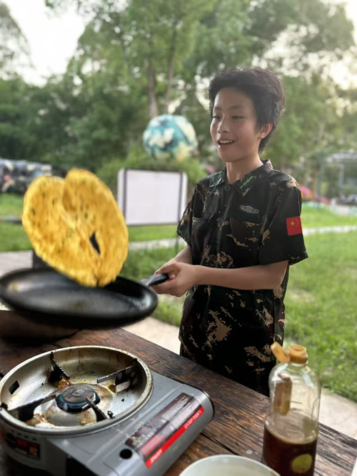 青少年體驗食品制作。景區供圖