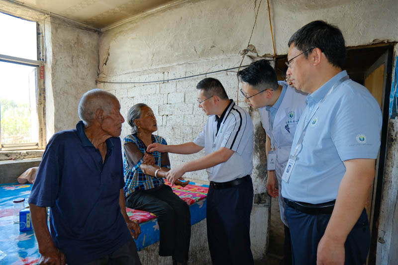 5 .1重慶醫科大學第25屆博士生醫療服務團在諾敏鎮開展慰問+送醫入戶活動