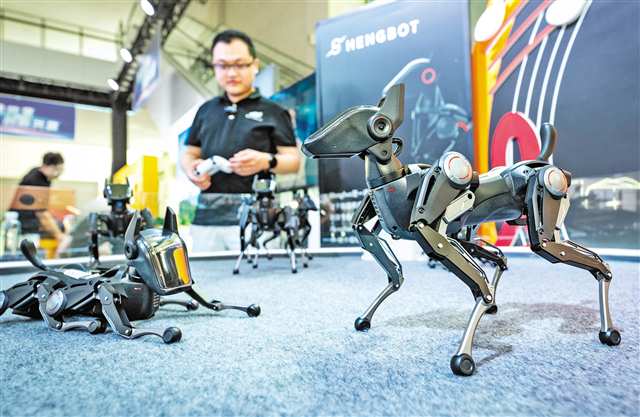 七月十八日，科創“新勢力”企業重慶行活動·硬科技產品展現場，機器狗“哮天”引人注目。記者 張錦輝 攝\視覺重慶