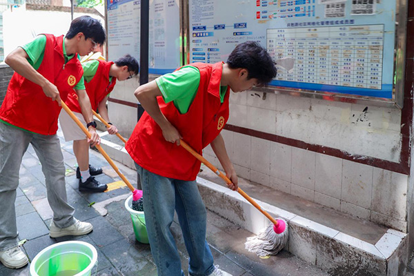 清掃小區環境。重慶電力高等?？茖W校供圖