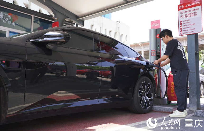 新能源汽車車主在重慶捷充財富園超充站使用液態超充樁。人民網記者 劉祎攝