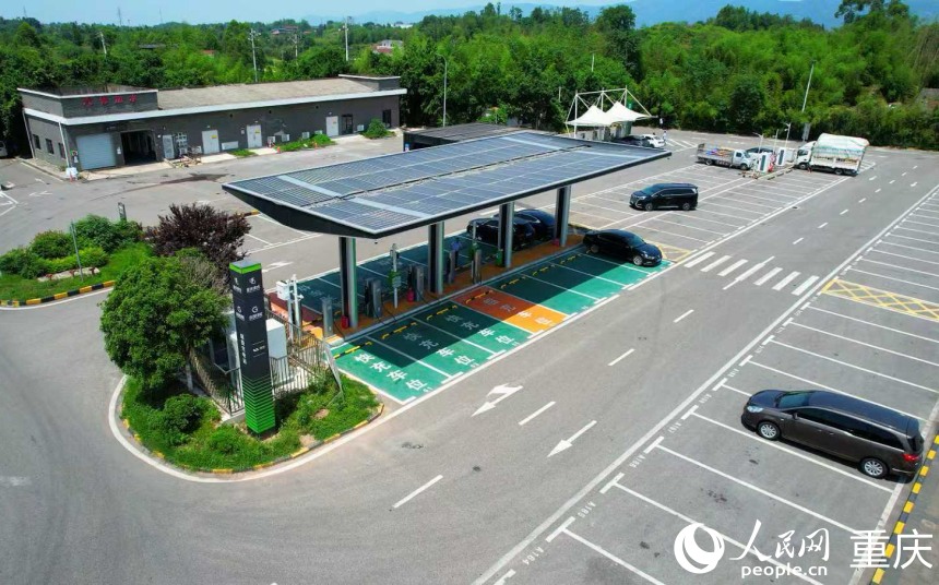 改造升級后的渝蓉高速圍龍服務區充電站（出城方向）。人民網記者 劉祎攝