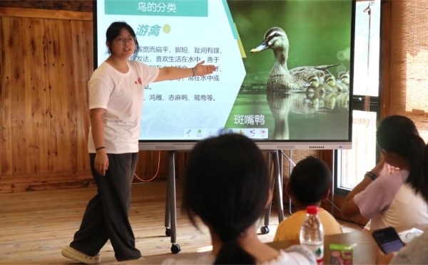服務團成員講解鳥類知識。重慶師范大學供圖