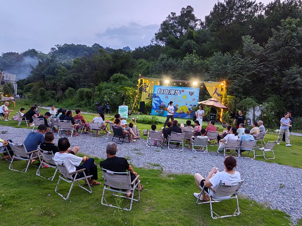 村民們觀看防詐騙情景劇表演。西南大學鄉村振興戰略研究院供圖