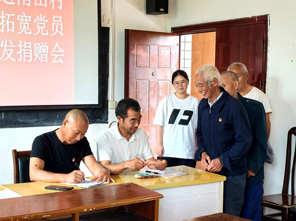 村民在排隊捐款。楊晨攝