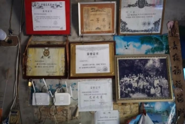 劉道榮家中部分獎狀陳列。李星汶攝