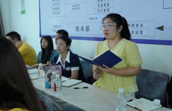 綠春縣融媒體中心新聞工作者現場提問。蘇泓羽攝