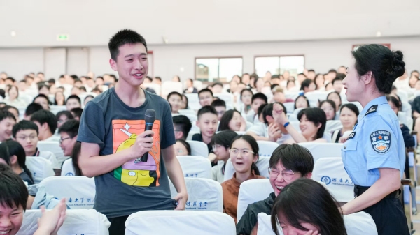 民警深入西南大學附屬中學開展反詐宣講。北碚區公安分局供圖