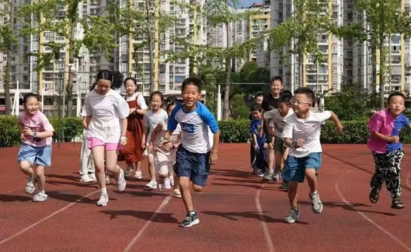 孩子們在陽光下奔跑。西部航空供圖