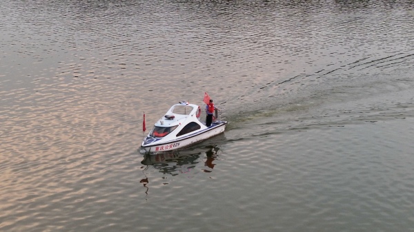 民警在長壽湖上巡邏。長壽區融媒體中心供圖