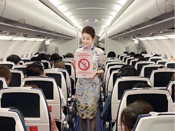 西部航空乘務員提醒旅客鋰電池管理要求。西部航空供圖