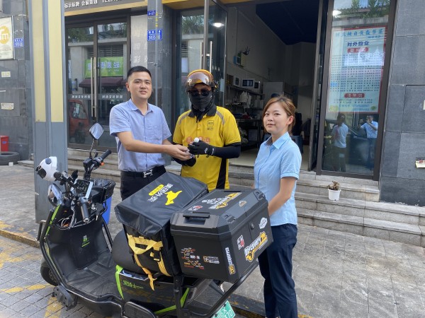 聯合郵政公司外出送清涼。郵儲銀行重慶分行供圖