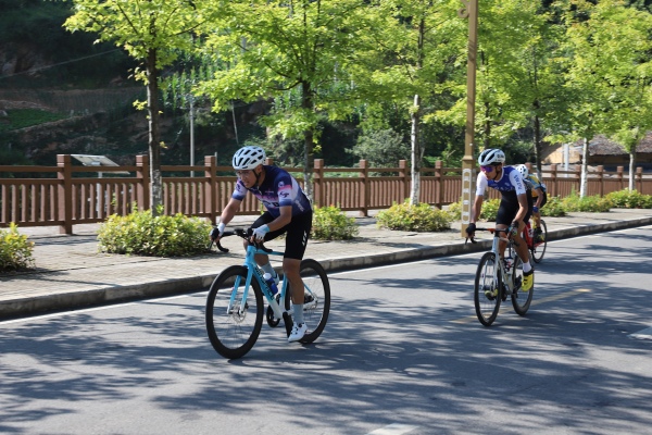 選手在林間競技。巫山縣融媒體中心供圖