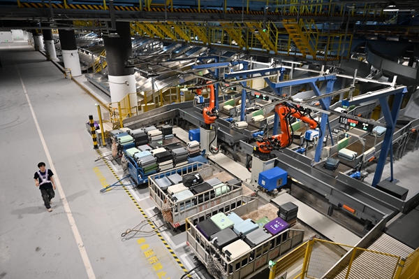 T3航站樓行李分揀出港區，機械手自動裝卸系統正在分揀行李。鄒樂攝