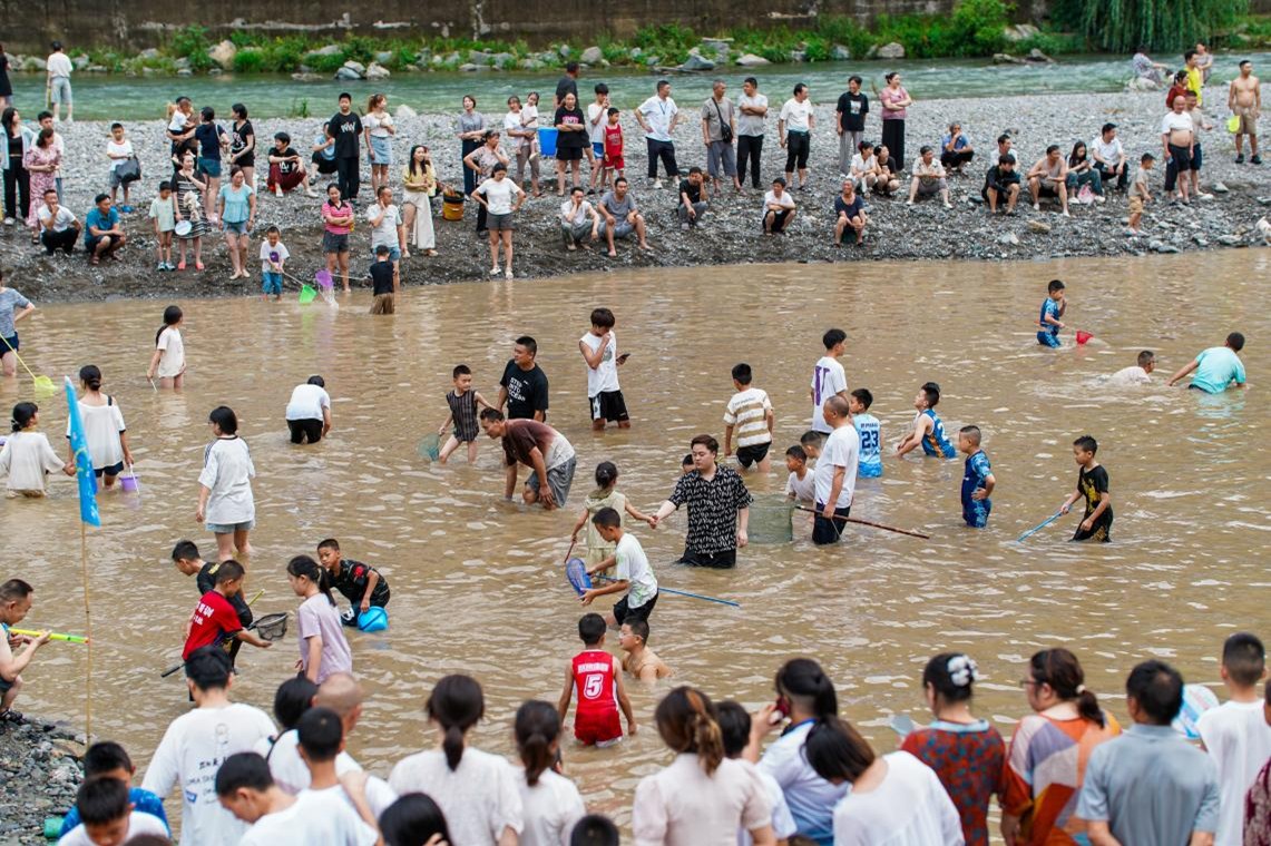 游客正在淺灘參與捉魚等趣味活動。高觀鎮供圖