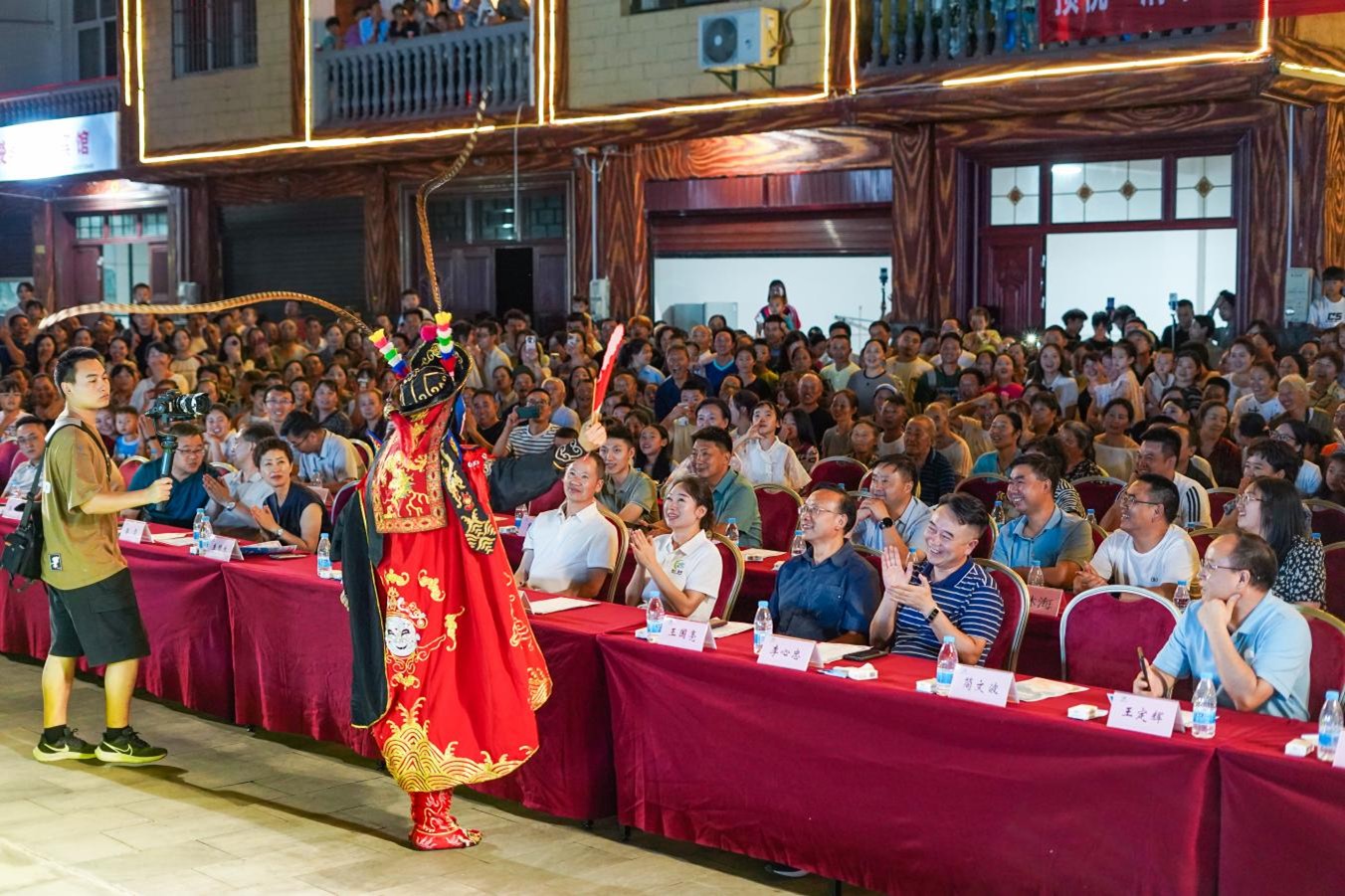 開幕式現場，四川省川劇院演員張峻通正在表演川劇變臉。高觀鎮供圖