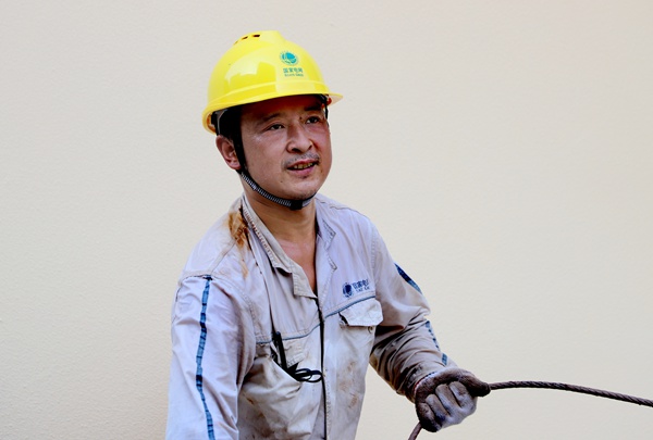 電力工人施放電纜。國網重慶永川供電公司供圖