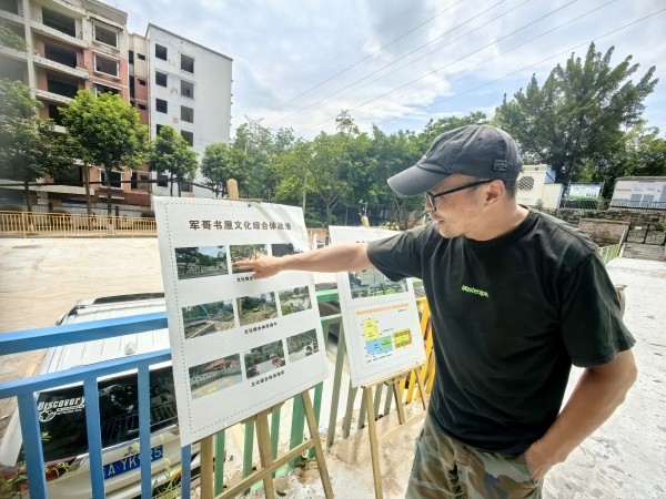 2軍哥介紹對于書屋未來周邊的發展，他很期待。受訪者供圖