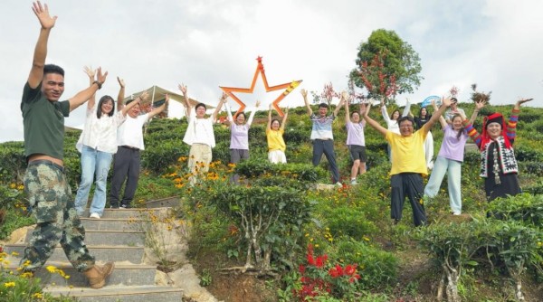 實踐團師生們跳起了哈尼樂作舞。賈茜攝