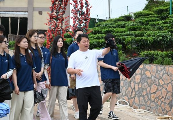 服務團深入基層走訪調研。重慶大學供圖