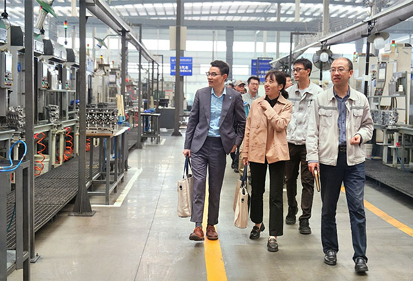 “重慶制造企業案例行”團隊走進秦安機電。重慶理工大學供圖