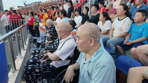 老人們正在看比賽。光大百齡幫供圖