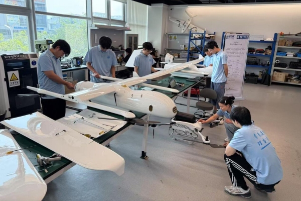 團隊成員觀察青歐30B無人機。重慶理工大學供圖