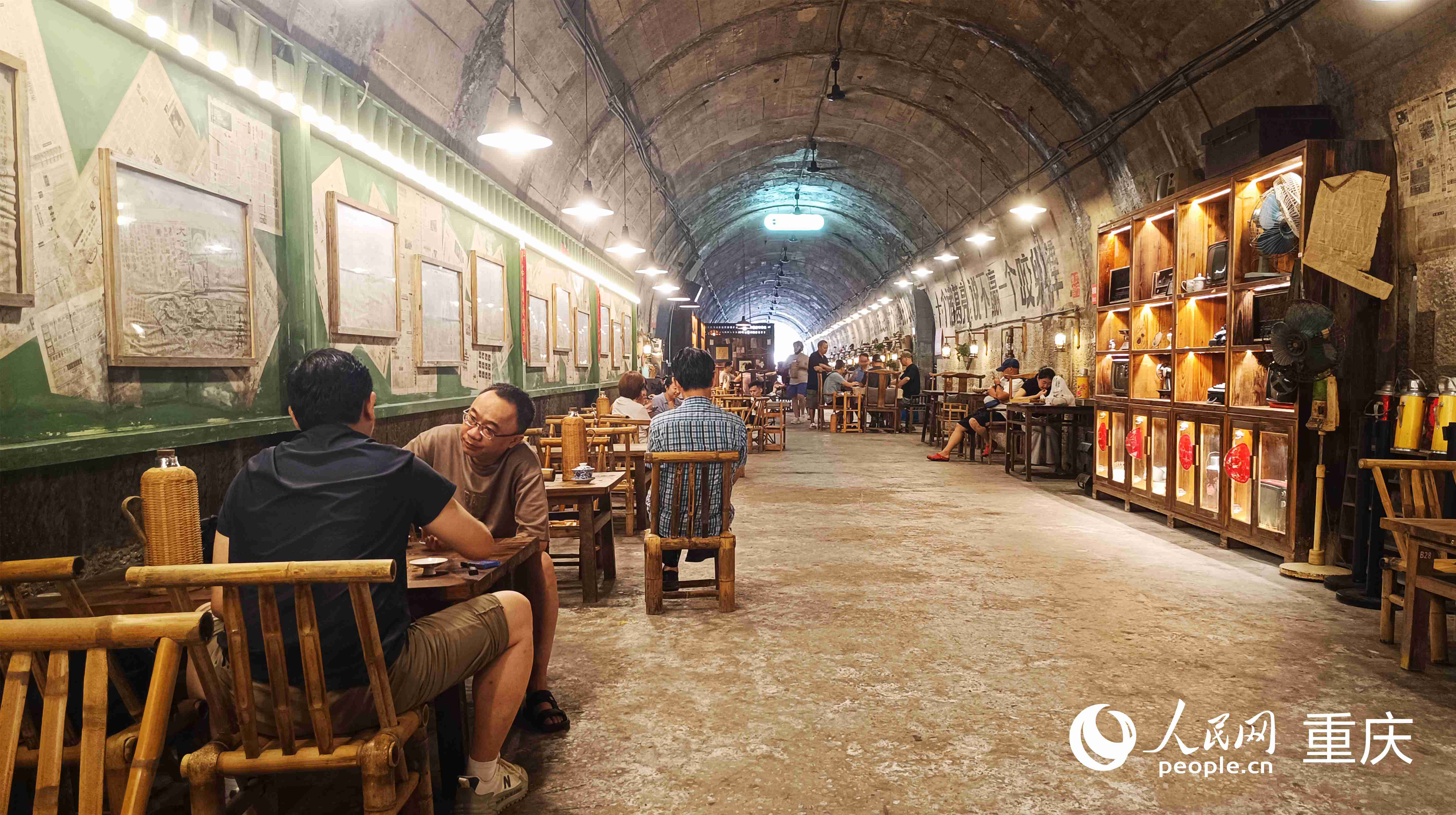 渝北區一防空洞改造的茶館，市民正在喝茶休息。 實習生 王雁霖攝