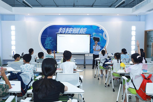 重慶市江津區稅務人員走進江津區青少年宮假期公益托管營，通過漫畫、視頻等形式，為小朋友們介紹稅收的基本概念。王露洪攝