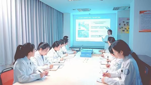 實驗醫學中心科研人員們正在集體學習前沿動態。重慶市六院供圖